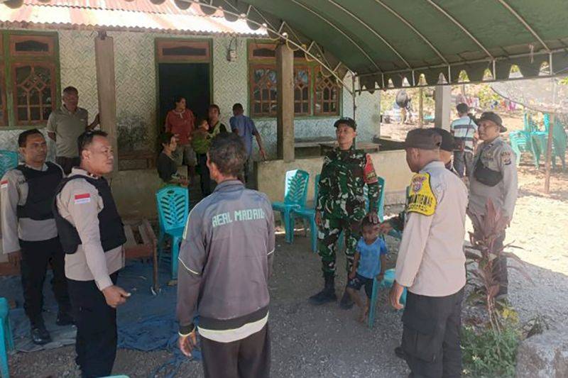 Aparat Kepolisian dan TNI menyambangi rumah korban yang tertembak di perbatasan RI-RDTL. ANTARA/Ho-Humas Polres Belu.