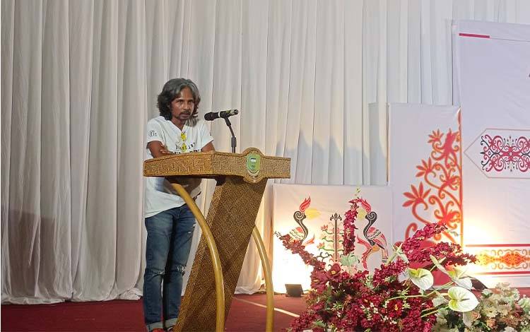 Direktur KPSHK Mohamad Djauhari saat menyampaikan sambutan pada malam puncak penutupan HUT ke-80 RI, Kamis 21 Agustus 2025. (FOTO: RETHA)