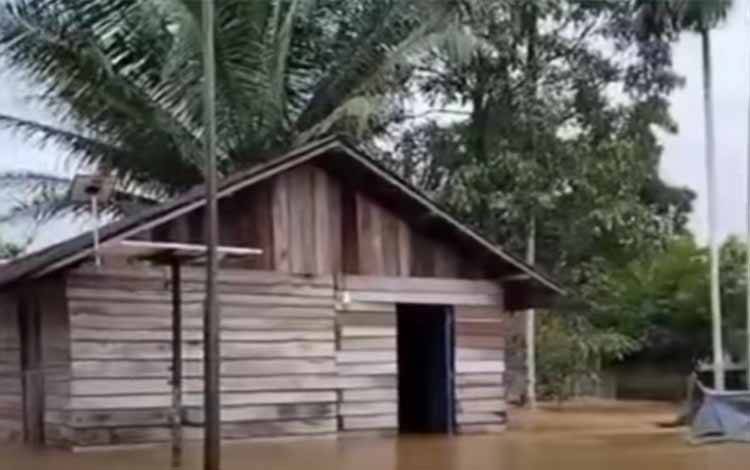 Banjir di Kalimantan Tengah. BPBD Kalteng mencatat tiga kabupaten Kalteng terdampak banjir. (FOTO: IST)