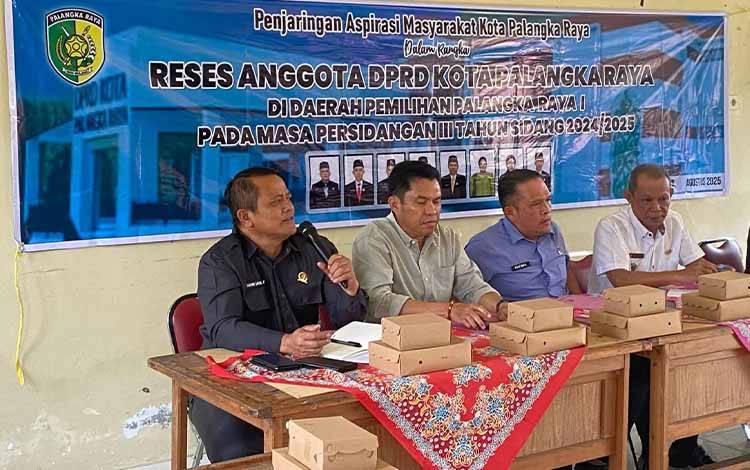 Anggota DPRD Palangka Raya, Hatir Sata Tarigan, saat reses di Kelurahan Pager (Foto: Dokumen pribadi untuk Borneonews)