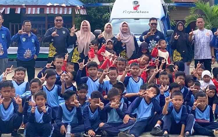 Perpustakaan Keliling disambut antusias oleh siswa di SDN 2 Persil Raya (Foto : Ist)