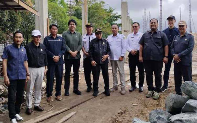 Ketua DPRD Palangka Raya, Subandi, beserta rombongan Dapil II saat meninjau pembangunan Puskesmas Menteng (Foto: Ist)