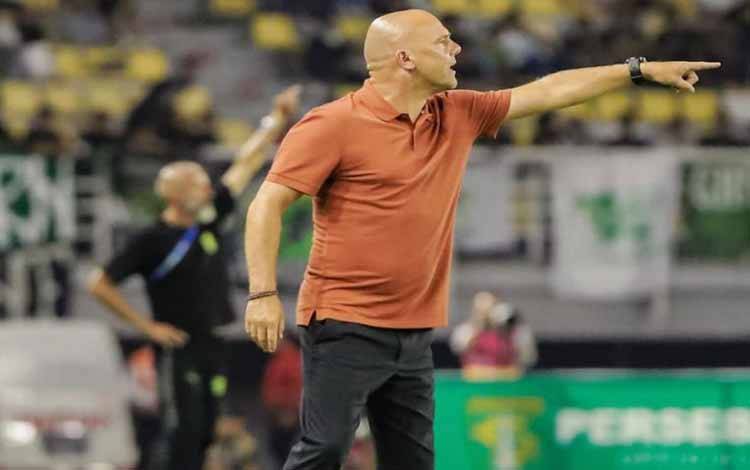 Pelatih Bali United Jan Jansen memberikan instruksi kepada pemainnya saat melawan Persebaya dalam pertandingan pekan ketiga BRI Super League 2025/2026 di Stadion Gelora Bung Tomo (GBT) Surabaya, Sabtu (23/8/2025) malam. ANTARA/Rizal Hanafi
