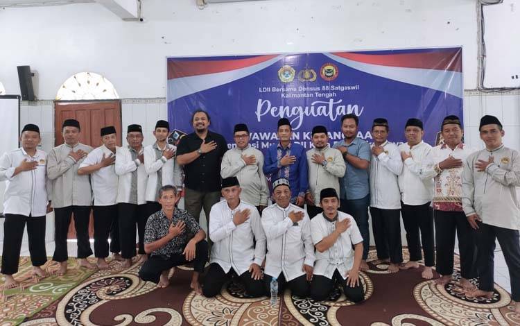 Foto bersama saat penguatan Wawasan Kebangsaan generasi muda LDII Kota Palangka Raya di Masjid Jamiatul Amaliyah, Minggu, 24 Agustus 2025. (FOTO: HERMAWAN)