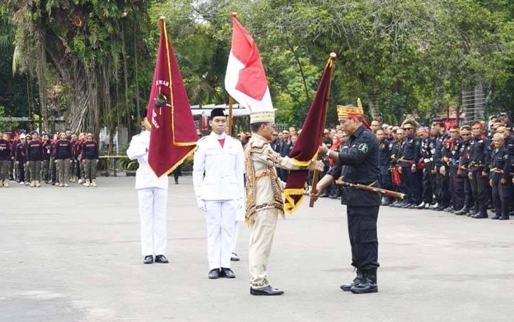 Gubernur Kalteng, Agustiar Sabran, melantik dan mengukuhkan BATAMAD dan Forum Koordinasi Damang Kepala Adat Kalteng. (FOTO: ALUL)