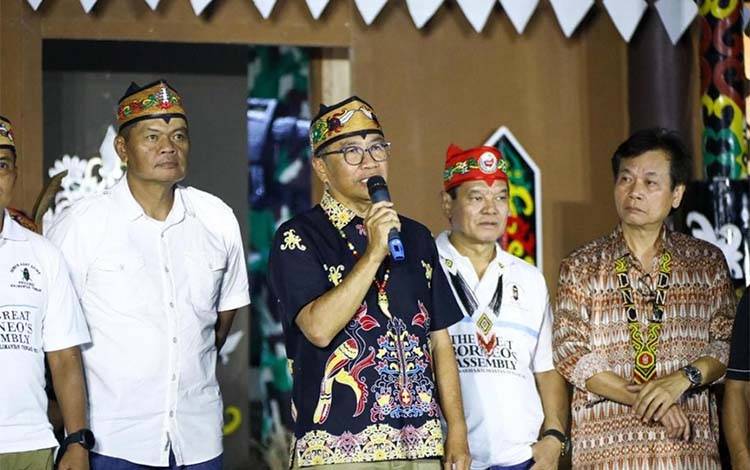 Plt. Sekda Kalteng, Leonard S. Ampung, menyampaikan sambutan. (FOTO: FER)