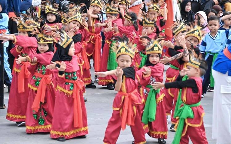 Senam pagi anak ceria dengan gerakan sederhana, diiringi lagu-lagu ceria, dan sarat nilai kebersamaan. (FOTO: SETDA KALTENG)