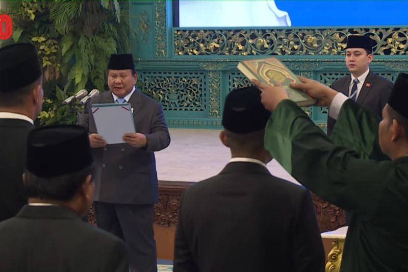Tangkapan layar - Presiden RI Prabowo Subianto saat memimpin pengucapan sumpah jabatan yang diikuti Wakil Ketua Mahkamah Agung Bidang Yudisial, Pelantikan Kepala Otorita Pantura, Pelantikan Kepala BNN, Pelantikan Kepala Badan Industri Mineral, Pelantikan Kepala Badan Nasional Penanggulangan Terorisme, dan Para Duta Besar LBBP, di Istana Negara, Jakarta, Senin (25/8/2025). (ANTARA/HO-Sekretariat Presiden)