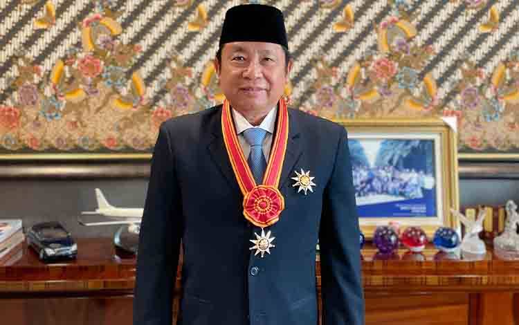 H Abdul Rasyid AS mengalungi tanda kehormatan Bintang Mahaputra Pratama yang baru saja dipasangkan Presiden Republik Indonesia, Prabowo Subianto. (FOTO: Istimewa)