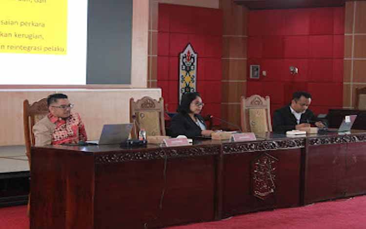 Kepala Program Studi Magister Ilmu Hukum Universitas Palangka Raya, Dr. Kiki Kristanto, (sebelah kanan) saat sampaikan materi semimar ilmiah di UPR, Senin, 25 Agustus 2025 (Foto:MARINI)