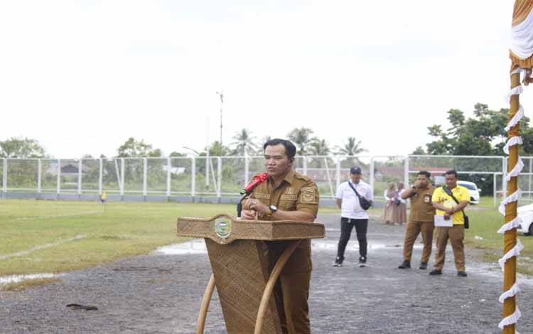 Bupati Pulang Pisau menyampaikan sambutan sekaligus membuka secara resmi turnamen sepak bola dan bola voli, Senin, 25 Agustus 2025.( FOTO : RETHA)