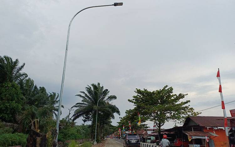 Tiang PJU mulai berdiri di Jalan Pemuda Sampit. (FOTO: DEWIP)