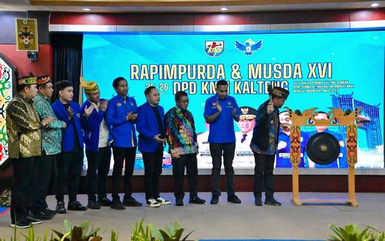 Gubernur Kalimantan Tengah (Kalteng), Agustiar Sabran saat memukul gong tanda membuka Rapimpurda di Aula Jayang Tingang. (FOTO: SETDA KALTENG)