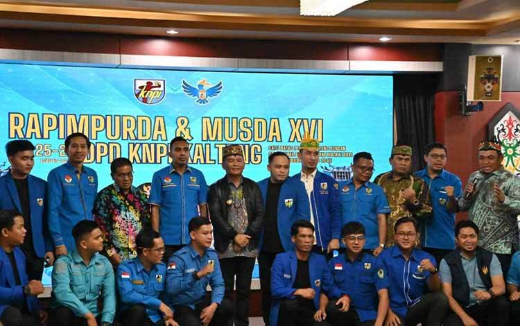 Gubernur Kalimantan Tengah (Kalteng), Agustiar Sabran foto bersama saat rangkaian Rapimpurda KNPI Kalteng di Aula Jayang Tingang. (FOTO: SETDA KALTENG)