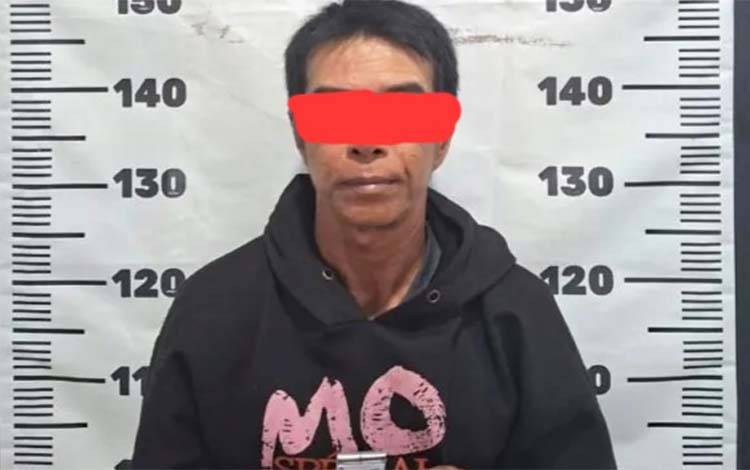 Pelaku A ketika diamankan di Mapolres Kapuas, Minggu, 24 Agustus 2025. (IST)
