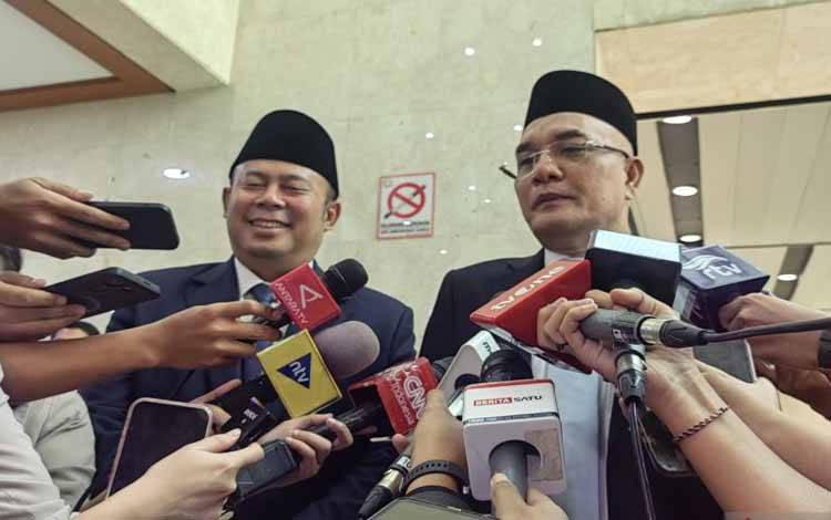 Wakil Ketua DPR RI Cucun Ahmad Syamsurijal (kiri) bersama Ketua Komisi VIII DPR RI Marwan Dasopang (kanan) saat memberikan keterangan kepada awak media di Kompleks Parlemen, Senayan, Jakarta, Selasa (26/8/2025). (ANTARA/Melalusa Susthira K.)