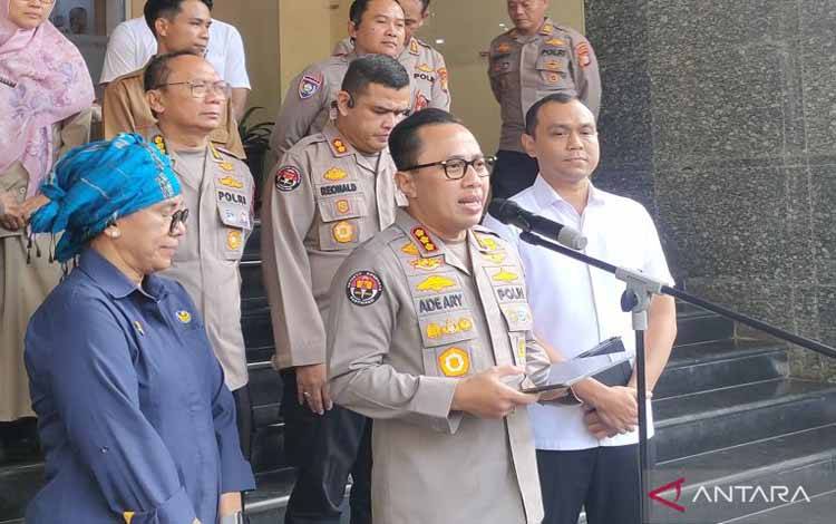 Kabid Humas Polda Metro Jaya Kombes Pol Ade Ary memberikan keterangan kepada wartawan terkait penangkapan ratusan orang terkait demo depan DPR RI (25/8) di Jakarta, Selasa (26/8/2025). ANTARA/Risky Syukur