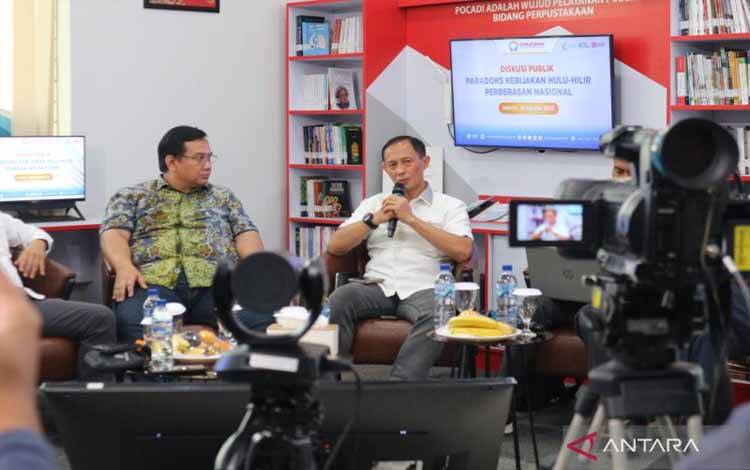 Kepala Satgas Pangan Polri sekaligus Dirtipideksus Bareskrim Polri Brigjen Pol. Helfi Assegaf (kanan) berikan keterangan kepada wartawan Kantor Ombudsman Republik Indonesia, Jakarta Selatan, Selasa (26/8/2025). Ombudsman Republik Indonesia menggelar diskusi publik Paradoks Kebijakan Hulu-Hilir Perberasan Nasional di Kantor Ombudsman Republik Indonesia, Jakarta Selatan, Selasa (26/8/2025). ANTARA/Fianda Sjofjan Rassat