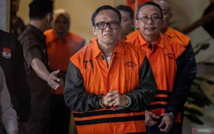 Wamenaker Immanuel Ebenezer (tengah) bersama tersangka lainnya berjalan menuju ruang konferensi pers usai terjaring OTT KPK di Gedung Merah Putih KPK, Jakarta, Jumat (22/8/2025). (ANTARA FOTO/Bayu Pratama S/foc.)