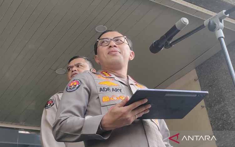 Kabid Humas Polda Metro Jaya Kombes Pol Ade Ary Syam Indradi memberikan keterangan kepada wartawan di Jakarta, Selasa (26/8/2025). ANTARA/Risky Syukur
