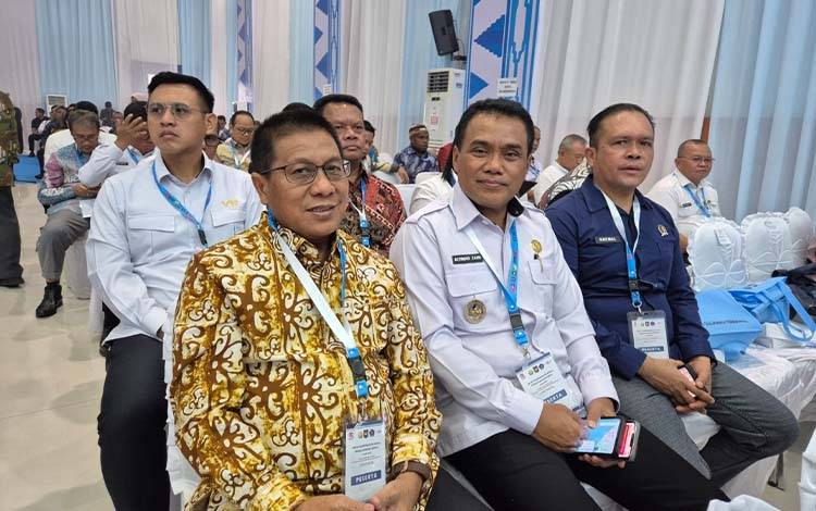 Wakil Wali Kota Palangka Raya Achmad Zaini (tengah) bersama Ketua DPRD Palangka Raya Subandi dan Ketua Bapemperda DPRD Palangka Raya Khemal Nasery saat mengikuti Rapat Koordinasi Nasional (Rakornas) Produk Hukum Daerah Tahun 2025. (Foto : IST)