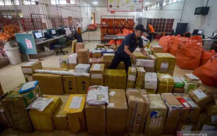 Pekerja memilah paket yang datang dari luar negeri di Sentral Pengolahan Barang PT Pos Indonesia di Bandung, Jawa Barat, Kamis (20/2/2020). ANTARA FOTO/Raisan Al Farisi/wsj.