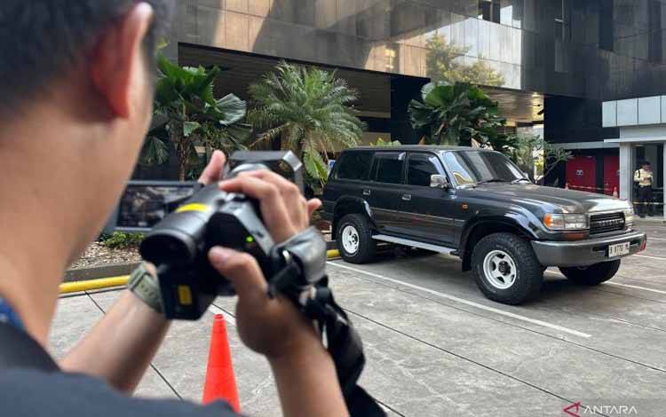 Seorang jurnalis mengambil gambar kendaraan roda empat merek Toyota Land Cruiser yang disita Komisi Pemberantasan Korupsi dari Sekretaris Direktorat Jenderal Pembinaan Pengawasan Ketenagakerjaan dan Keselamatan dan Kesehatan Kerja (Binwasnaker dan K3) Kementerian Ketenagakerjaan Chairul Fadhly Harahap, yang ditampilkan di Gedung Merah Putih KPK, Jakarta, Rabu (27/8/2025). ANTARA/Rio Feisal