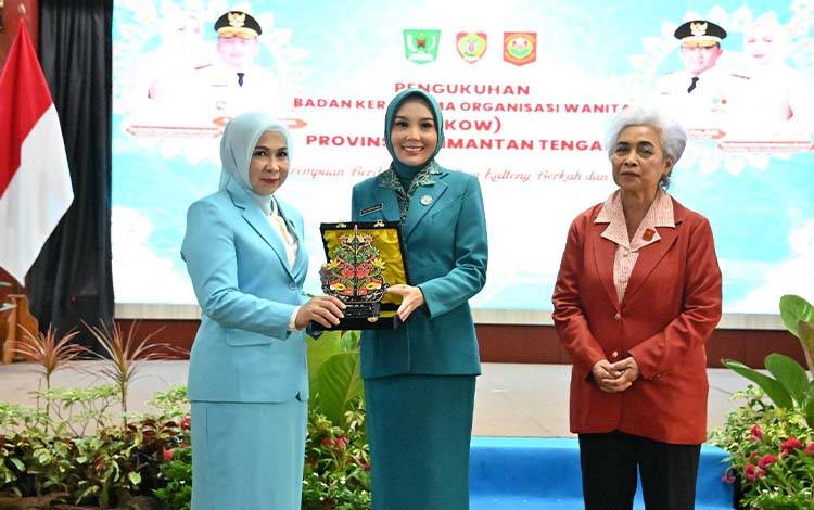 Penyerahan cinderamata saat rangkaian pengukuhan pengurus BKOW Kalteng. (FOTO: SETDA KALTENG)