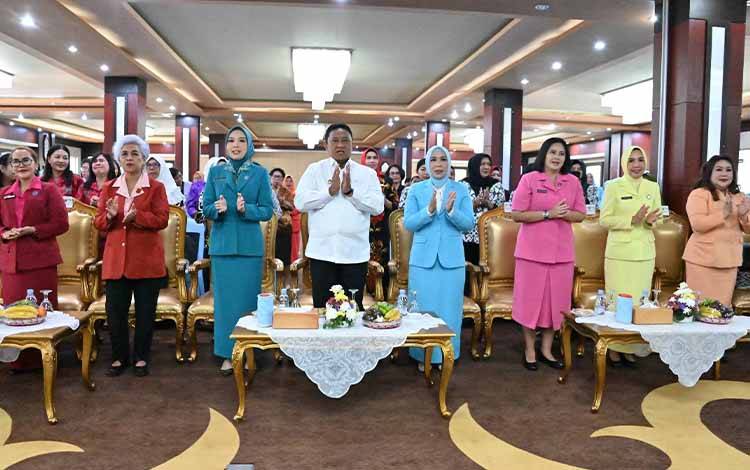 Wakil Gubernur Kalimantan Tengah (Kalteng), Edy Pratowo ikut foto bersama saat rangkaian pelantikan kepengurusan BKOW Kalteng. (FOTO: SETDA KALTENG)