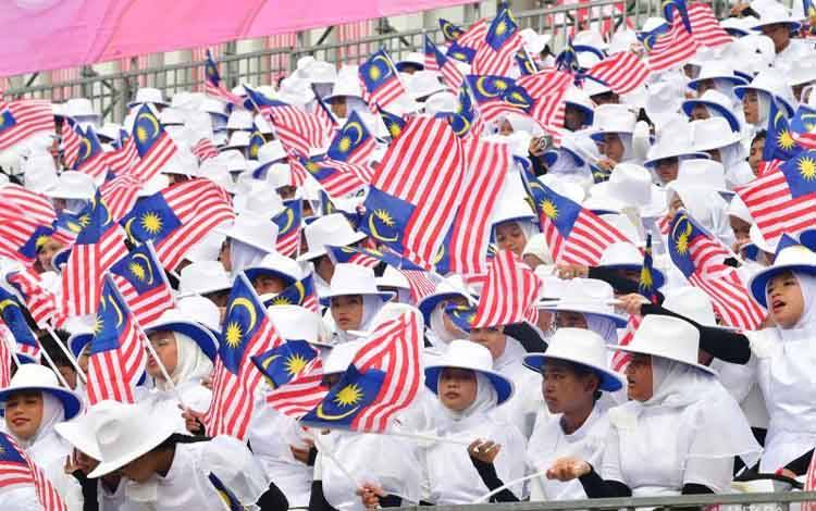 Ribuan pelajar membawa bendera Malaysia saat mengikuti perayaan Hari Kebangsaan 2024 di Dataran Putrajaya, Putrajaya, Malaysia, Sabtu (31/8/2024). Perayaan HUT ke-67 Malaysia itu dihadiri 17.000 perserta dan lebih 100,000 warga dengan tema "Malaysia Madani, Jiwa Merdeka". ANTARA FOTO/ Rafiuddin Abdul Rahman/Spt.