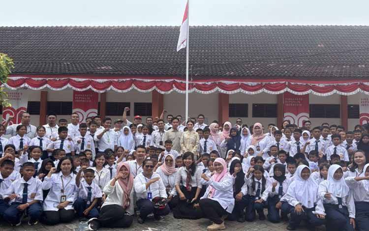 Wakil Presiden Gibran Rakabuming Raka didampingi sang istri, Selvi Ananda, berfoto bersama siswa Sekolah Rakyat Menengah Pertama (SRMP) 1 Deli Serdang, Sumatra Utara, Kamis (28/8/2025). ANTARA/Mentari Dwi Gayati