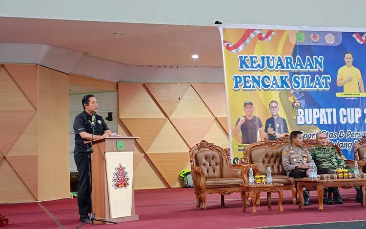 Wakil Bupati Pulpis Ahmad Jayadikarta saat membuka Kejuaraan Pencak Silat Bupati Cup I 2025 di GPU Handep Hapakat, Jumat, 29 Agustus 2025. (FOTO: RETHA)