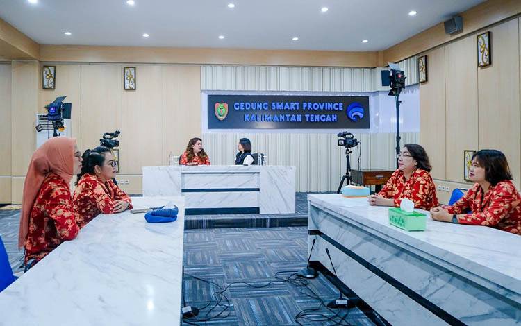 Podcast inspiratif dengan menghadirkan Ketua Dharma Wanita Persatuan (DWP) Kalteng, Natalin Leonard S. Ampung, sebagai narasumber. (FOTO: AGM)