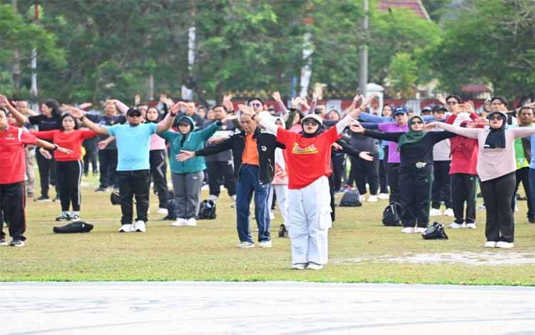 Senam Pagi Bersama berlangsung di halaman Kantor Gubernur Kalteng. (FOTO:SETDA KALTENG)