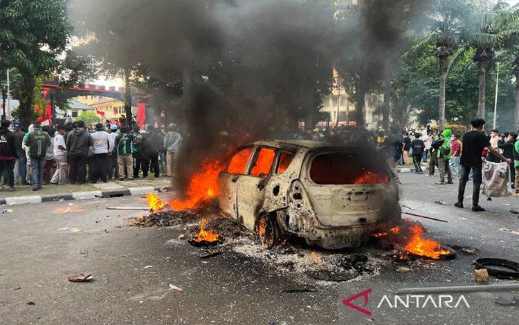 Bangkai mobil yang terbakar di depan Mako Brimob Polda Metro Jaya, Kwitang Jakarta Pusat, Jumat (29/8/2025). ANTARA/Harianto