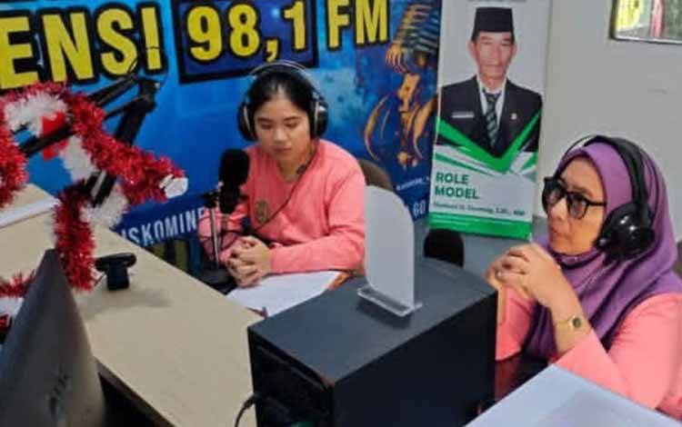 Kepala Instalasi Laboratorium RSUD dr. H. Soemarno Sosroatmodjo Kapuas, Dwi Widjayanti saat memaparkan tentang Laboratorium Klinik RSUD Kapuas di RSPD Pemkab Kapuas, Jumat, 29 Agustus 2025. (IST)