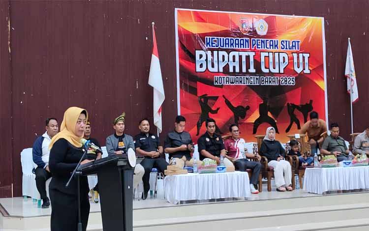 Ketua Umum IPSI Kobar Sri Lestari saat memberikan sambutan pada pembukaan kejuaraan pencak silat. (Foto : Danang)
