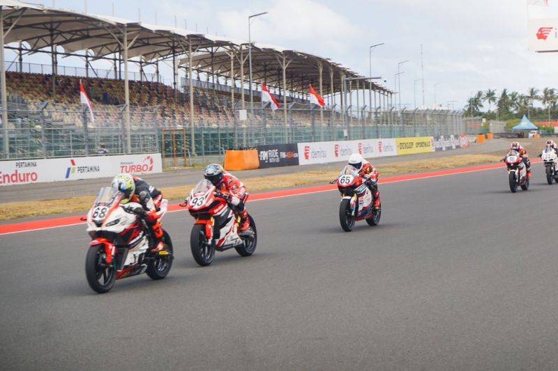 Pembalap ARRC saat sesi latihan di Sirkuit Pertamina Mandalika, Nusa Tenggara Barat, Jumat (29/08/2025). ANTARA/HO-Humas ITDC.