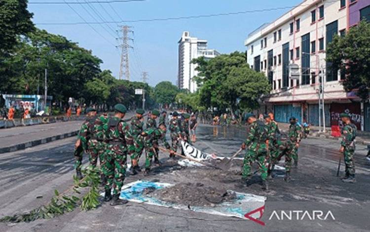 Sejumlah petugas saat membersihkan jalan di kawasan Mako Brimob Kwitang Jakarta, Minggu (31/8/2025). ANTARA/Khaerul Izan