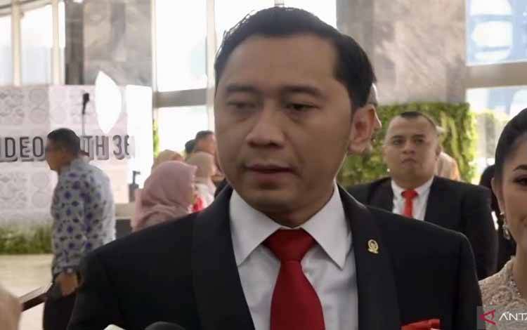 Wakil Ketua MPR RI Edhie Baskoro Yudhoyono atau Ibas saat ditemui di Kompleks Parlemen, Senayan, Jakarta, Minggu (20/10/2024). (ANTARA/Ibnu Zaki)