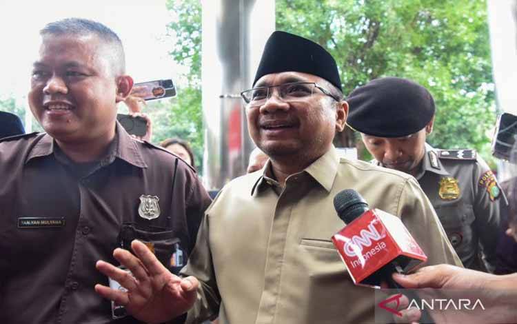 Mantan Menteri Agama Yaqut Cholil Qoumas (tengah) berjalan menuju Gedung Merah Putih KPK, Jakarta, Kamis (7/8/2025). Yaqut Cholil Qoumas akan dimintai keterangan oleh KPK dalam penyelidikan kasus dugaan korupsi kuota haji khusus 2024. ANTARA FOTO/Indrianto Eko Suwarso/agr