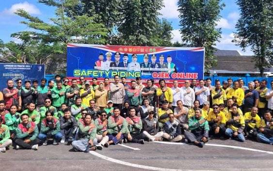 Kegiatan safety riding yang iikuti para ojol di Pangkalan Bun yang digelar di lapangan uji SIM Satlantas Polres Kobar, Senin, 1 September 2025