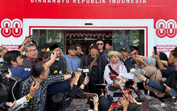 Perwakilan Aliansi Masyarakat Pati Bersatu saat memberikan keterangan di Gedung Merah Putih KPK, Jakarta, Senin (1/9/2025). (ANTARA/Rio Feisal)