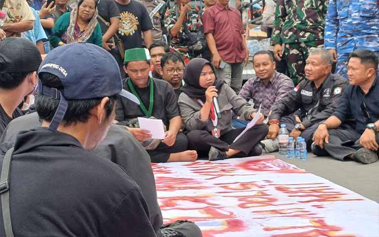 Perwakilan Aliansi Kesatuan Rakyat Sipil Wahyu Ceria menyampaikan 7 tuntutan di hadapan DPRD Kotawaringin Timur, Senin, 1 September 2025. (FOTO: DEWIP)