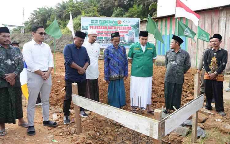 Bupati Lamandau Bersama Tokoh Agama dalam Peletakan Batu Pertama Kantor MWCNU Bulik Timur, Jumat, 29 Agustus 2025. (FOTO: ISTIMEWA)