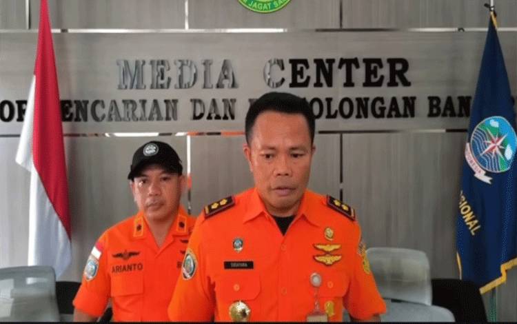 Kepala Basarnas Banjarmasin, I Putu Sudayana saat memberikan informasi operasi pencarian helikopter jenis BK 117-D3 milik Eastindo Air yang dilaporkan hilang kontak di Kantor Basarnas Banjarmasin, Senin, 1 September 2025. (IST)