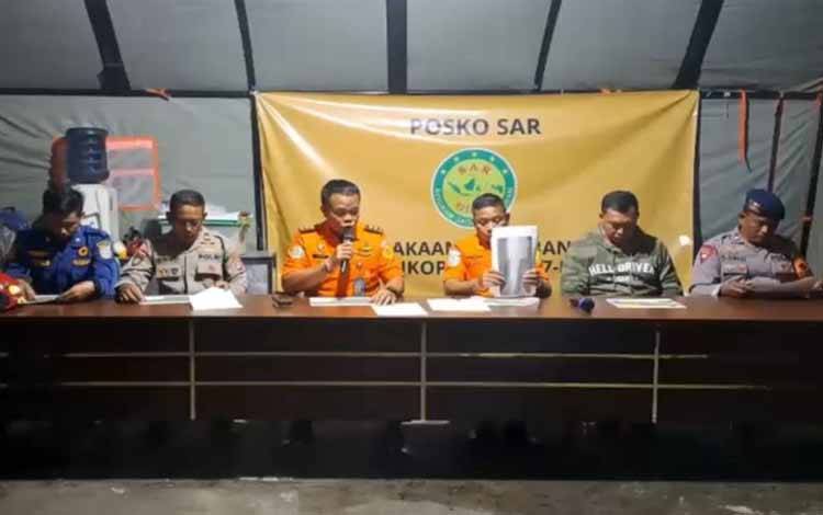 Petugas gabungan memberikan penjelasan mengenai upaya pencarian helikopter tipe BK117 D3 milik Estindo Air yang dihilangkan kontak di sekitar Air Terjun Mandin Damar Kecamatan Mentewe, Kabupaten Tanah Bumbu, Provinsi Kalimantan Selatan, Senin (1/9/2025) malam. ANTARA/HO-SAR Banjarmasin