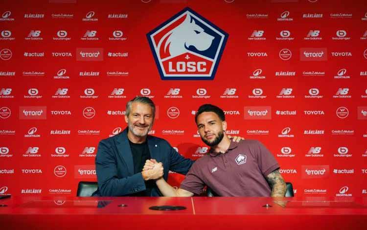 Bek sayap Timnas Indonesia Calvin Verdonk (kanan) berfoto bersama Presiden klub Liga Prancis Lille Olivier Letang (kiri) setelah resmi diperkenalkan sebagai pemain anyar, Senin (1/9/2025) waktu setempat. (losc.fr)