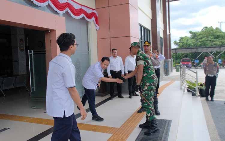 Dandim 1017 Lamandau, Ady Kurniawan dan Kapolres Lamandau AKBP Joko Handono Saat Kunjungi Pengadilan Negeri Nanga Bulik. (FOTO: Natalia Kristin)
