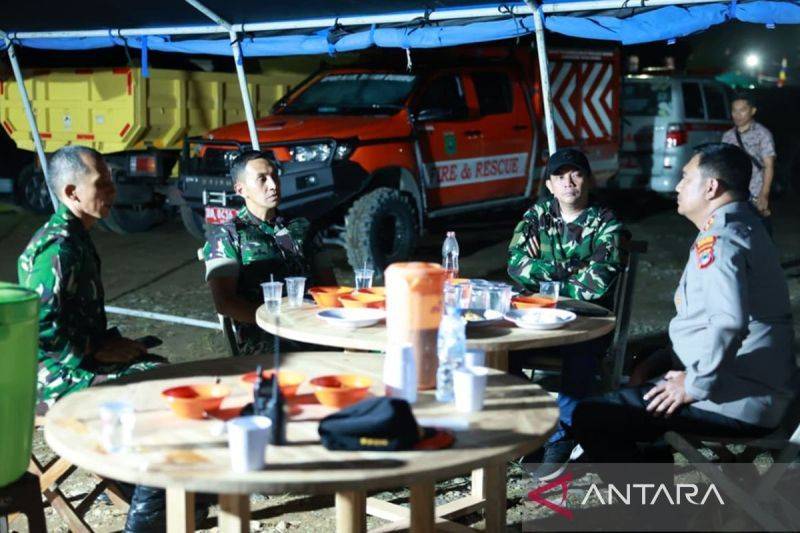 Ilustrasi: Bupati Tanah Bumbu Provinsi Kalimantan Selatan, Andi Rudi Latif (tengah) didampingi Komadan Kodim 1022/TNB Letkol Inf Zierda Aulia Salam (dua kiri) dan Kapolres Tanah Bumbu AKBP Arief Prasetya (kanan) melakukan koordinasi pembantukan satgas cepat penyelamatan korban kecelakaan helikopter diduga jatuh di Kecamatan Mentewe Tanah Bumbu, Selasa (2/9/2025). ANTARA/HO-Diskominfo Tanah Bumbu